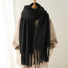 Schwarzer, langer Schal aus weichem Material mit Fransen, ideal für Wintermode. Perfekt als Accessoire für Damen und Herren.