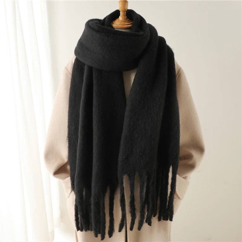 Schwarzer, langer Schal aus weichem Material mit Fransen, ideal für Wintermode. Perfekt als Accessoire für Damen und Herren.