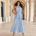 Eleganter blauer Jumpsuit mit Plissee-Design, ärmellos und tailliert, ideal für Sommermode und festliche Anlässe. Perfekt für stilvolle Auftritte.