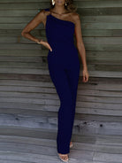 Eleganter dunkelblauer Jumpsuit mit asymmetrischem One-Shoulder-Design, ideal für Abendmode und besondere Anlässe. Damenmode, stilvoll, modern.