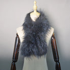 Luxuriöser, grauer Kunstpelzschal auf Schneiderpuppe, ideal für Wintermode. Flauschig, stilvoll und warm. Perfektes Accessoire für kalte Tage.