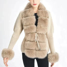 Damen Strickjacke mit Kunstfell, beige, elegant und warm, ideal für Herbst und Winter. Modische Jacke mit Fellbesatz und Bindegürtel.