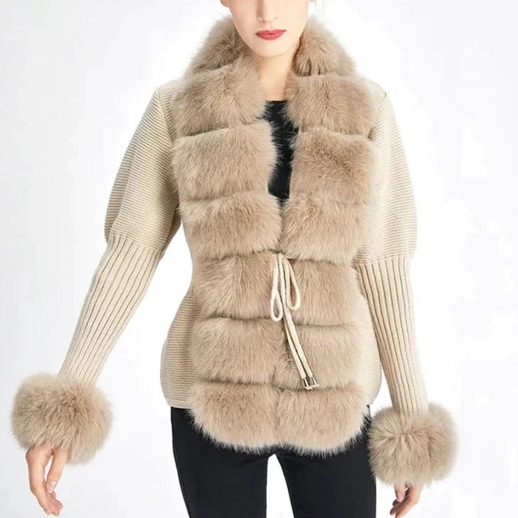 Damen Strickjacke mit Kunstfell, beige, elegant und warm, ideal für Herbst und Winter. Modische Jacke mit Fellbesatz und Bindegürtel.