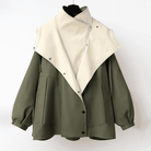 Damenjacke in Olivgrün mit abnehmbarem, cremefarbenem Kragen. Modischer Mantel, ideal für Herbstmode. Hochwertige Materialien, stilvolles Design.
