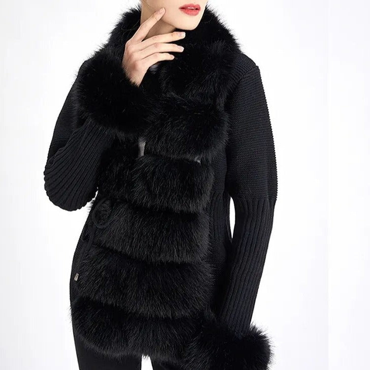 Luxuriöser schwarzer Pelzschal, elegant und warm, perfekt für Wintermode. Hochwertige Accessoires, stilvoller Look, ideal für kalte Tage.