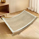 Katzenkratzbrett aus Holz und Sisal, beige, für Krallenpflege und Spiel, modernes Design.