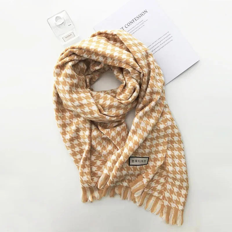 Beige-weißer Hahnentritt-Schal aus weichem Material, ideal für Herbstmode. Stilvoller Damen-Schal, perfekt für elegante Outfits.