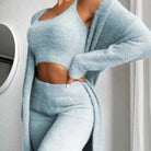 Damen-Strickset in Hellblau: Weicher Pullover, Hose und Cardigan. Perfekt für gemütliche Herbst- und Wintertage. Modisch, bequem, stilvoll.