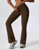 Damen-Sportleggings in Braun, hoch tailliert, mit ausgestelltem Bein. Ideal für Fitness, Yoga und Freizeit. Bequem und stilvoll.
