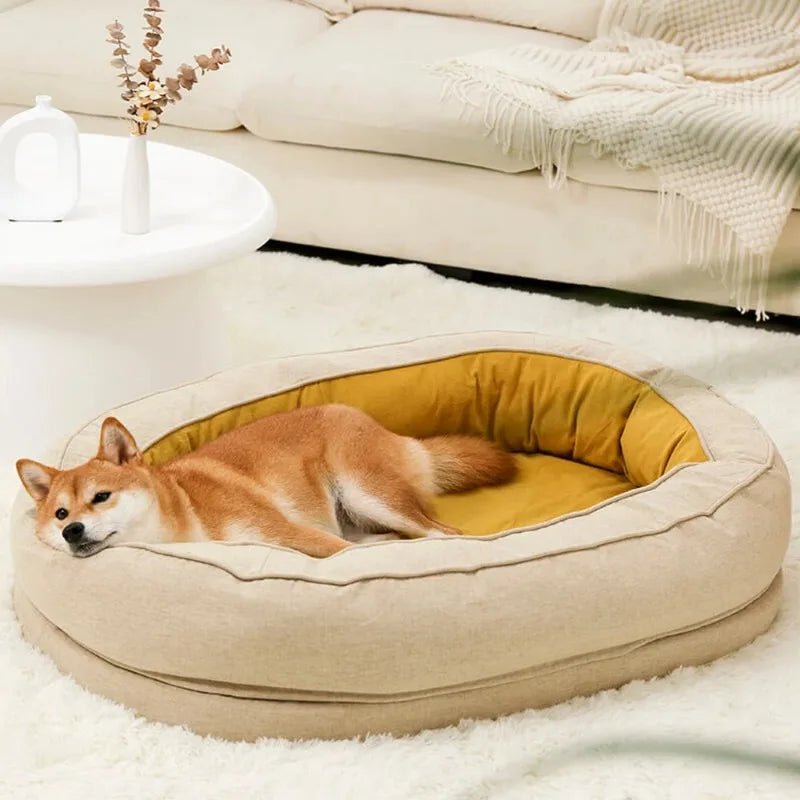 Hund auf beigem Hundebett mit gelbem Innenfutter, gemütlich im Wohnzimmer liegend.