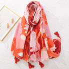 Bunter Schal mit floralem Muster, weichem Stoff und roten Quasten. Perfekt für Damenmode, Accessoires und stilvolle Outfits.