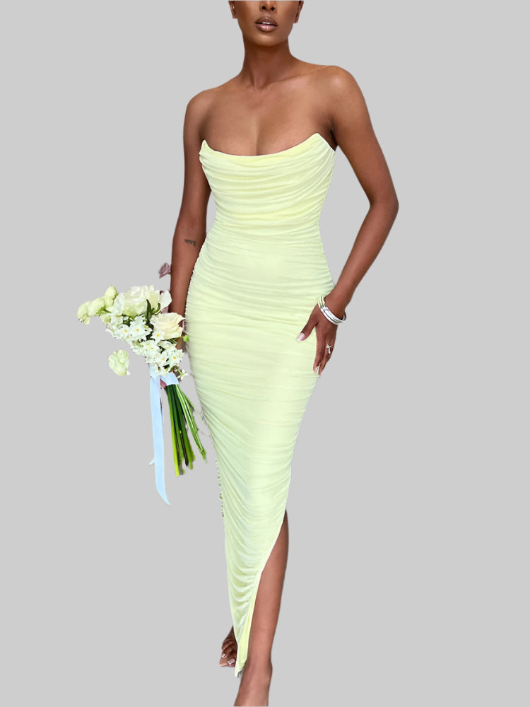 Elegantes, schulterfreies, hellgelbes Abendkleid mit seitlichem Schlitz. Perfekt für Hochzeiten oder formelle Anlässe. Zeitloser Chic.
