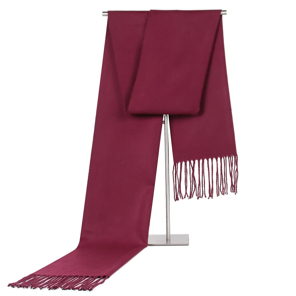 Eleganter weinroter Schal aus Kaschmir mit Fransen, ideal für Herbst und Winter. Luxuriöses Accessoire für Damen und Herren. Hochwertige Mode.