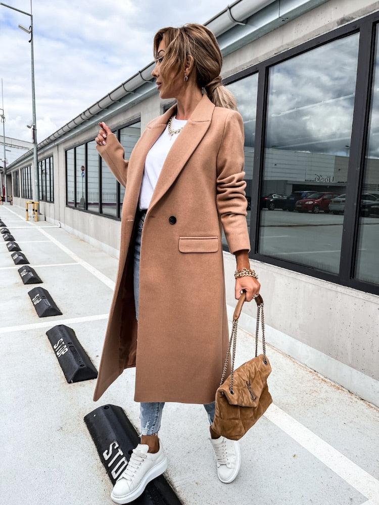 Eleganter Damen-Wollmantel in Kamelbraun, kombiniert mit weißem T-Shirt, Jeans und Sneakers. Perfekt für stilvolle Herbstmode.