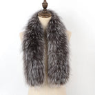 Eleganter grauer Kunstpelzschal auf Schneiderpuppe, ideal für Wintermode. Flauschiger Schal, stilvoll und warm, perfekt für kalte Tage.