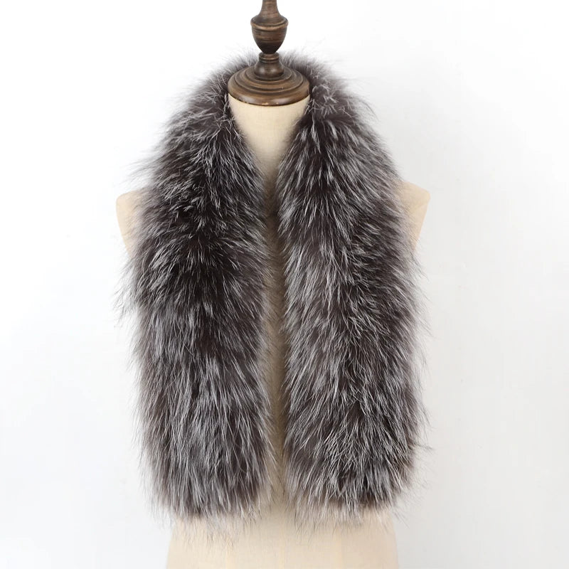 Eleganter grauer Kunstpelzschal auf Schneiderpuppe, ideal für Wintermode. Flauschiger Schal, stilvoll und warm, perfekt für kalte Tage.