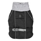 Schwarzer Hundemantel mit reflektierenden Streifen, verstellbarem Gurt und wasserdichtem Material. Ideal für kaltes Wetter und Outdoor-Aktivitäten.