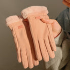 Damenhandschuhe aus rosa Fleece mit Kunstfellbesatz, warm und stilvoll, ideal für Wintermode. Perfekt für kalte Tage und elegantes Outfit.