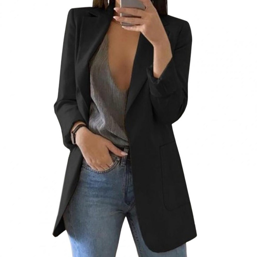 Eleganter schwarzer Blazer für Damen, kombiniert mit grauem Top und blauen Jeans. Perfekt für Business und Freizeit. Modetrend 2023.