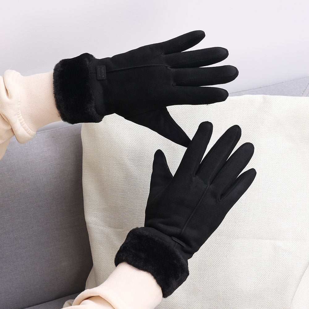 Schwarze Winterhandschuhe mit Kunstfellbesatz, ideal für kalte Tage. Stilvoll, warm und bequem. Perfekt für Damenmode und Winteraccessoires.