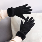 Schwarze Winterhandschuhe mit Kunstfellbesatz, ideal für kalte Tage. Stilvoll, warm und bequem. Perfekt für Damenmode und Winteraccessoires.