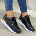 Schwarze Damen-Sneaker mit goldenen Akzenten, Herzdetail und weißer Sohle. Modische Freizeitschuhe, ideal für trendige Outfits und Komfort.