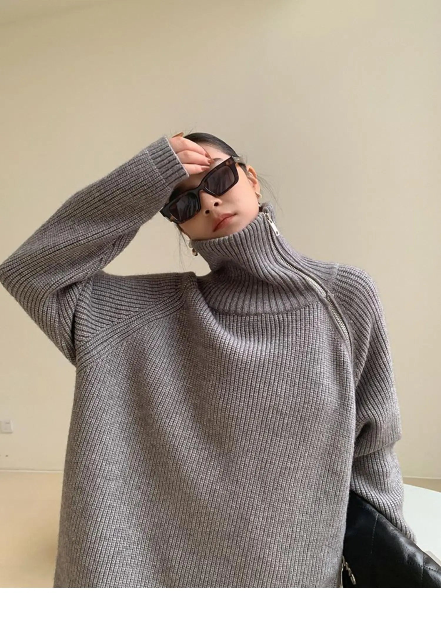 Damenmode: Grauer Rollkragenpullover, oversized, kombiniert mit stilvollen Sonnenbrillen. Trendige Herbstmode, gemütlich und modern.