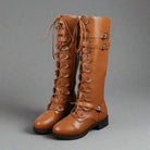 Damen kniehohe Stiefel, braun, mit Schnürung und Schnallen, modisch, flacher Absatz, ideal für Herbstmode. Hochwertige Materialien.