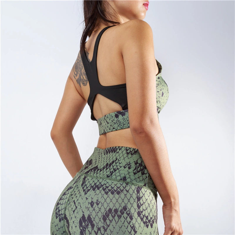 Damen Yoga-Anzug mit Schlangenprint, nahtlos und stoßfest. Sport-BH und High-Waist-Leggings, ideal für Fitness und Sportbekleidung.