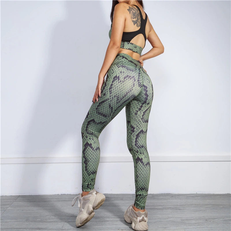 Damen-Sportbekleidung: Schlangen-Print Yoga-Set mit stoßfestem BH und hoch taillierten Leggings. Ideal für Fitness und Yoga. Nahtlos und stilvoll.
