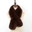 Luxuriöser brauner Kunstpelzschal auf Schneiderpuppe, ideal für Wintermode, stilvolle Accessoires, Damenbekleidung, warm und elegant.