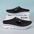 Schwarze Sportschuhe mit atmungsaktivem Mesh-Obermaterial und weißer Sohle, ideal für Freizeit und Sport. Bequeme, leichte Herren-Sneaker.