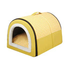 Gelbes Katzenhaus aus Stoff mit kariertem Muster, gemütlich und tragbar für Haustiere.