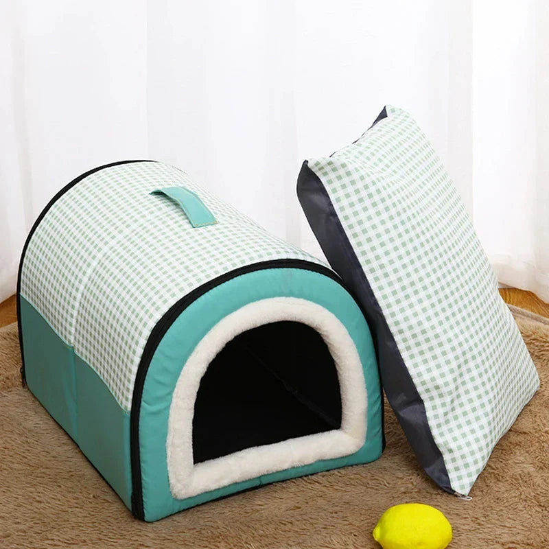 Grünes Haustierbett aus Stoff mit Kissen, ideal für Katzen und kleine Hunde, gemütlich und stilvoll.
