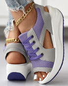 Damen-Sneaker-Sandalen in Lila und Grau, atmungsaktiv, mit Keilabsatz und goldener Knöchelkette. Modische Sommerschuhe für Frauen.