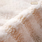 Weiches Velours-Fleece, cremefarben, Nahaufnahme, kuscheliges Material, Textilstruktur.