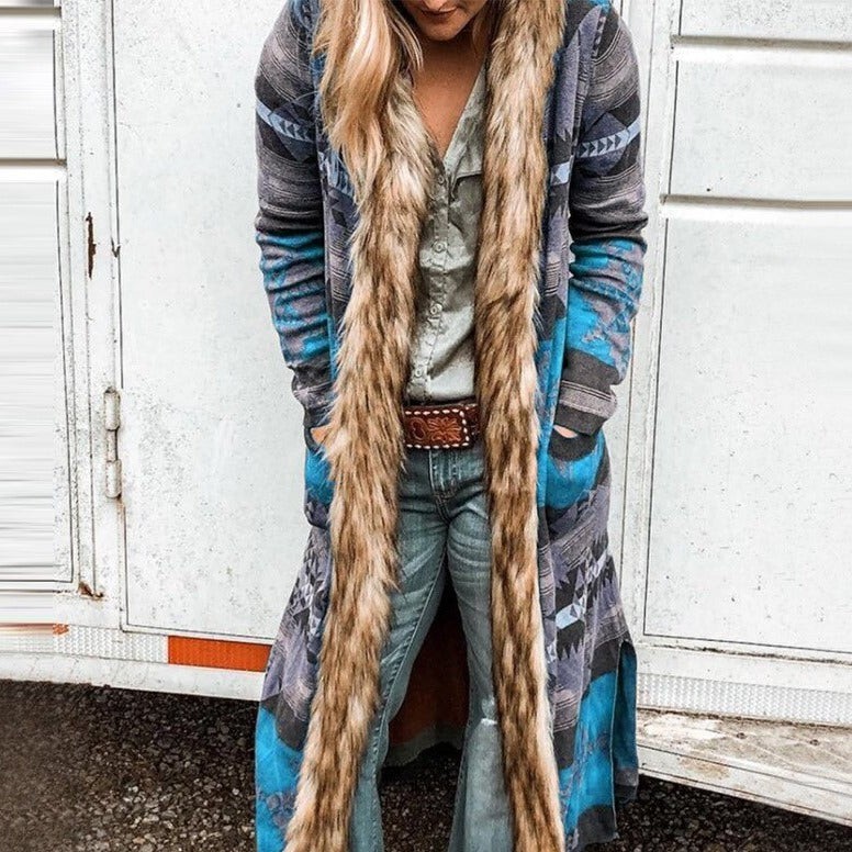 Frau in langem, gemustertem Mantel mit Kunstfellkragen, lässiger Jeans und Hemd. Modetrend, Wintermode, Damenbekleidung, Streetstyle.