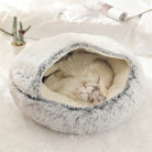 Kuscheliges Katzenbett aus Plüsch in Grau, rund, ideal für Haustiere, gemütlich und weich.