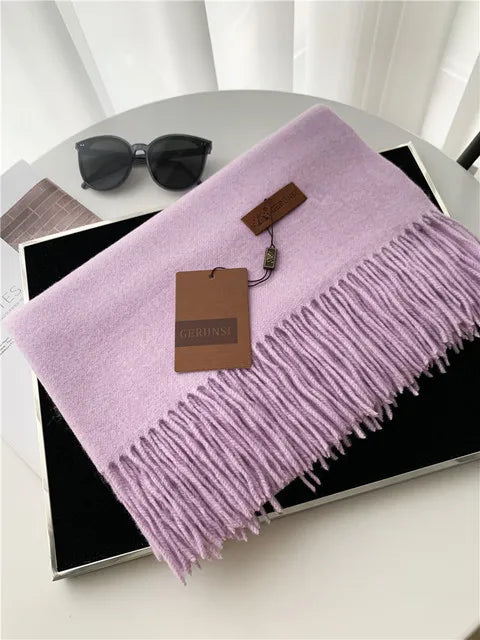 Lila Kaschmirschal mit Fransen, elegant und weich, ideal für Damenmode. Perfekt als Accessoire für Herbst und Winter. Luxuriöses Design.