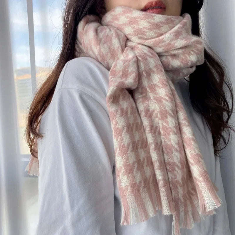 Damen Schal mit Hahnentrittmuster in Rosa und Weiß, weiches Material, modisches Accessoire für Herbst und Winter, ideal für stilvolle Outfits.