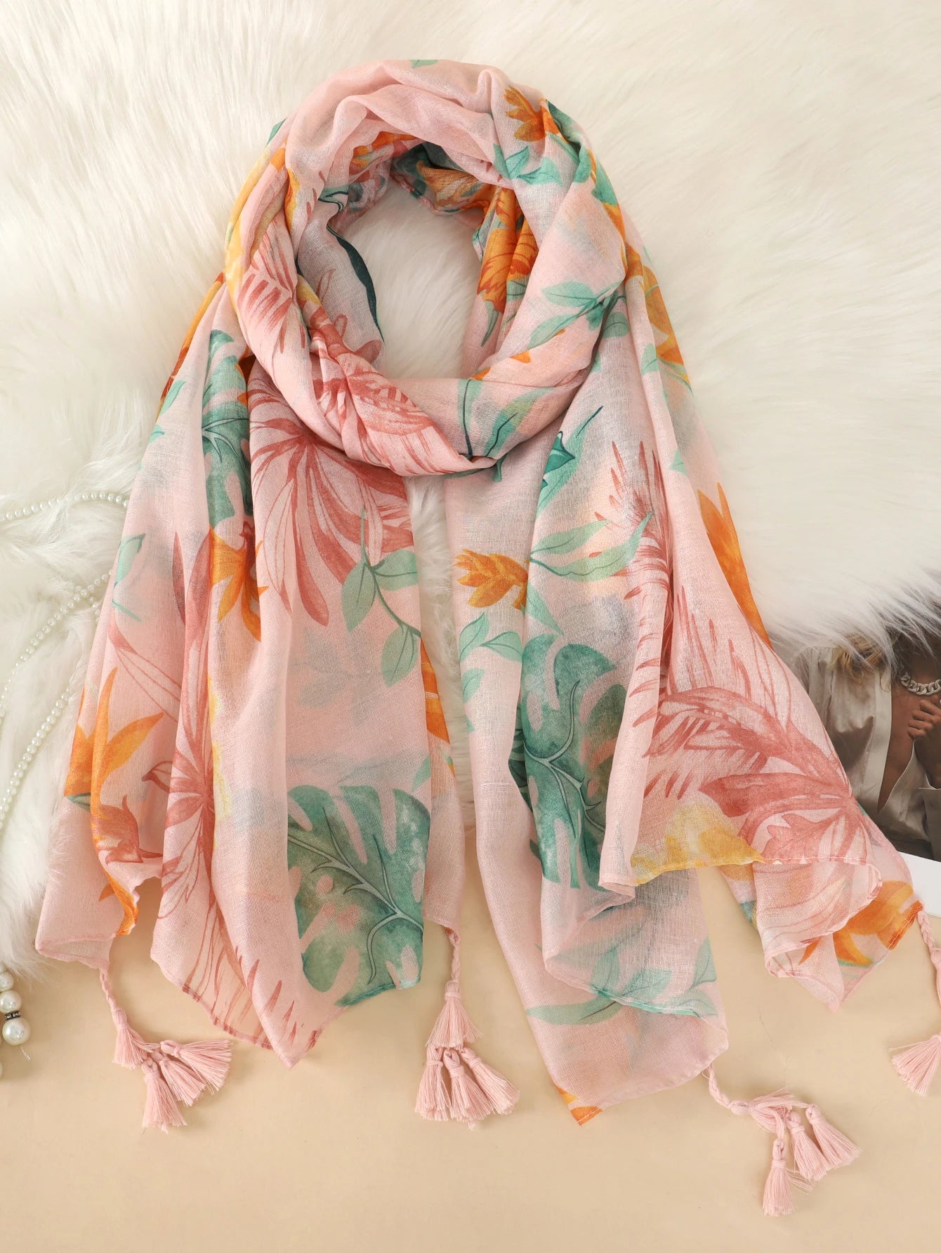 Rosa Schal mit tropischem Blumenmuster, Quasten und weichem Stoff. Perfekt für Frühling und Sommer. Damenmode, Accessoires, modischer Schal.
