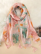Rosa Schal mit tropischem Blumenmuster, Quasten und weichem Stoff. Perfekt für Frühling und Sommer. Damenmode, Accessoires, modischer Schal.