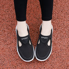 Schwarze Sportschuhe für Damen, atmungsaktiv und bequem, ideal für Laufen und Fitness. Modisches Design, rutschfeste Sohle.