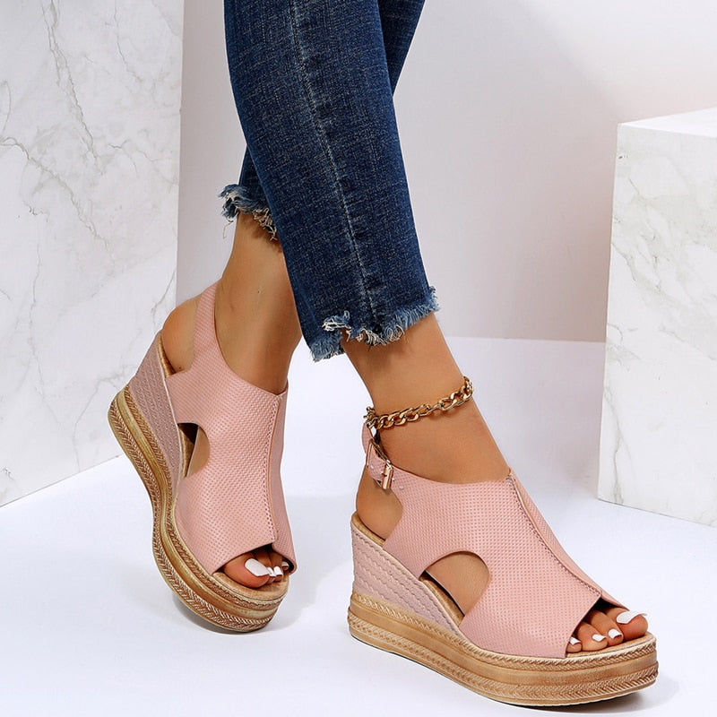 Damen Sandalen Keilabsatz in Rosa, modisch und bequem, ideal für Sommeroutfits. Perfekt kombinierbar mit Jeans oder Kleidern.