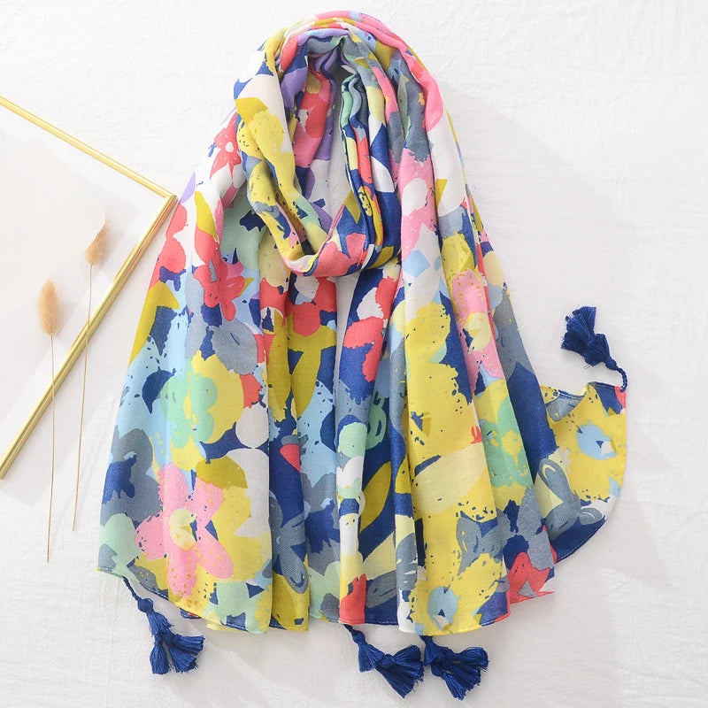 Bunter Schal mit Blumenmuster, weicher Stoff, ideal für Frühling und Sommer. Modisches Accessoire, Damen Schal, farbenfrohes Design.