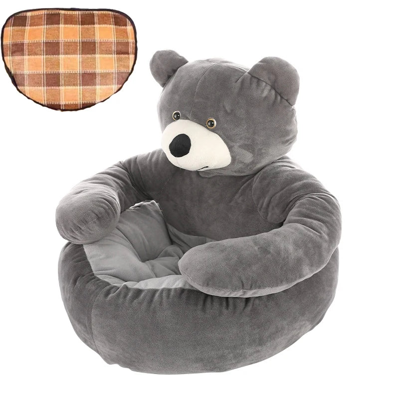 Grauer Plüsch-Bärensessel für Kinder, gemütlich, mit kariertem Kissen, Spielzimmermöbel.