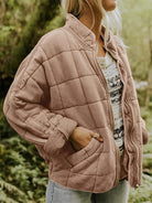 Damen Steppjacke in Beige, lässig und warm, ideal für Herbstmode. Perfekt kombinierbar mit Jeans und Strickpullover. Outdoor-Jacke.