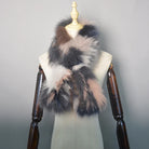 Luxuriöser Kunstpelzschal in Grau und Rosa auf Schneiderpuppe. Modisches Accessoire, ideal für Winteroutfits. Flauschig, elegant, stilvoll.