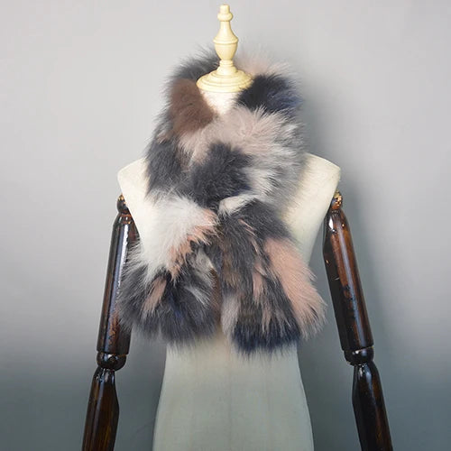 Luxuriöser Kunstpelzschal in Grau und Rosa auf Schneiderpuppe. Modisches Accessoire, ideal für Winteroutfits. Flauschig, elegant, stilvoll.