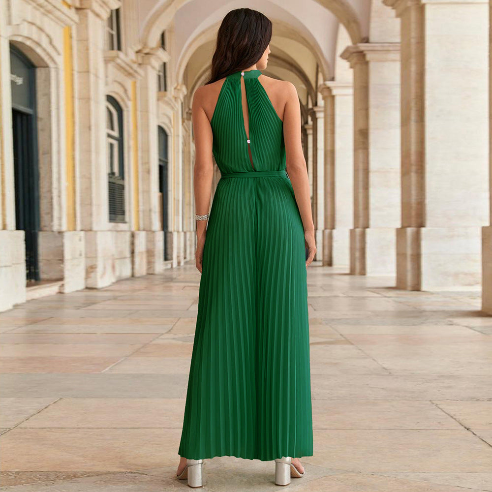 Elegantes, langes, grünes Abendkleid mit Plissee-Design, ideal für formelle Anlässe. Perfekt für stilvolle Auftritte und modische Events.